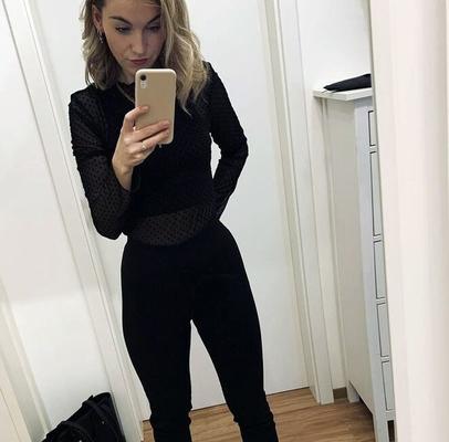 WebSlut, une adolescente blonde allemande de 21 ans exposée - Beresa Benz Bitch