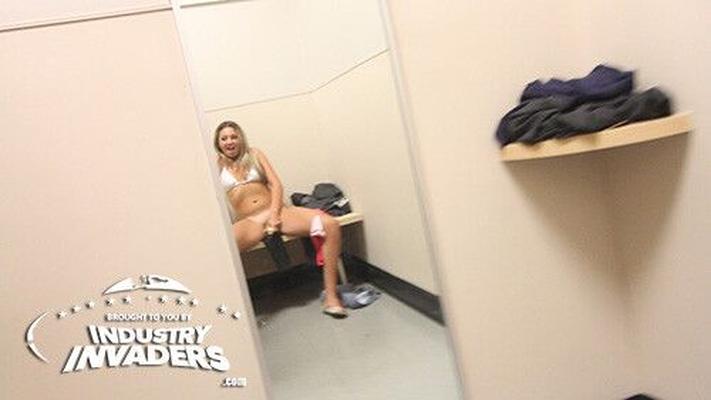 Abella Johnson Horny in the Dressing Room