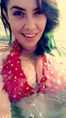 Chica emo colorida con grandes tetas