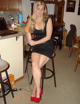 DFW Blonde Frau, Beine, Nylons und Absätze