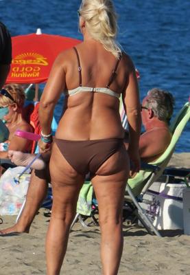 Sexy matures ass in bikini