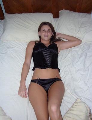 Lovely Shaved Amateur Girl !