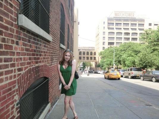 Crossdresser em Vestido Verde