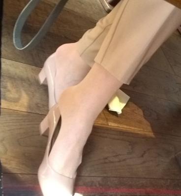 Los tacones de charol de nailon nude cuelgan