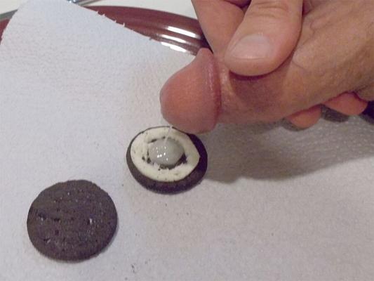 Dans Oreo Keks gewichst und ner kleinen gegeben