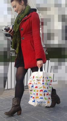 Manteau rouge, collants et bottes