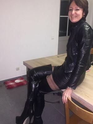 MILF exécutif chaud sur des bottes