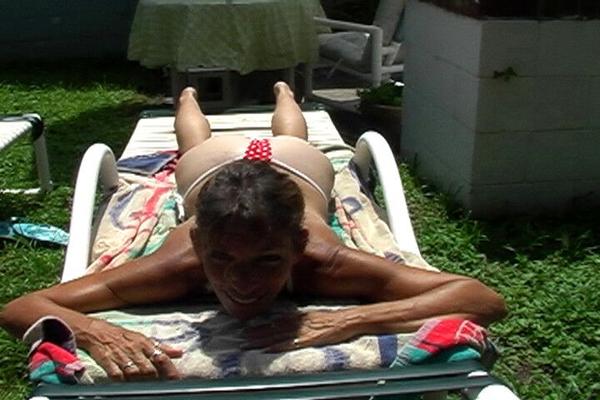 Bunda madura gostosa tomando banho de sol em uma tanga