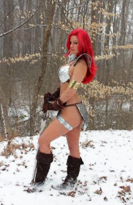 Alisa als Red Sonja Cosplay