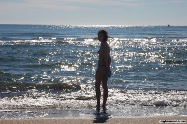 Une jeune ukrainienne montre ses petits seins sur la plage.