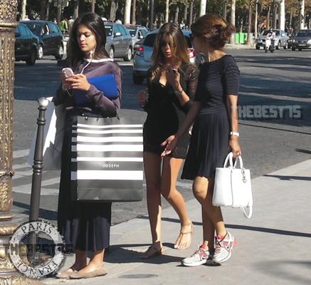 Candid Street in Paris: Ein transparentes Kleid für jugendliche Muslime