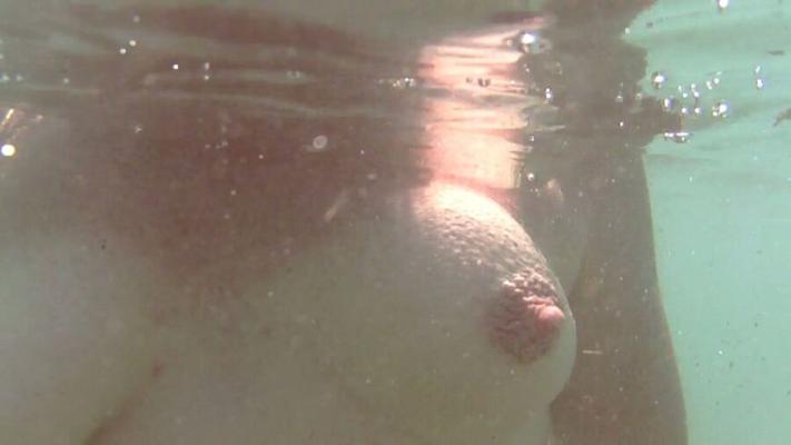 Tetas caídas bajo el agua