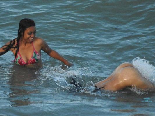 nudistas sumergiéndose en el mar