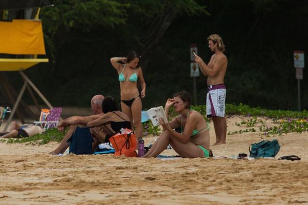 Filles de piscine en bikini