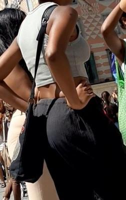 Chicas de la calle en pantalones cortos negros