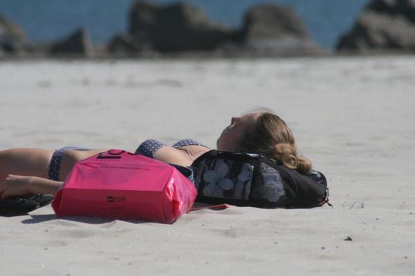 salope adolescente à la plage