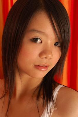 Lyn est une jolie petite adolescente asiatique