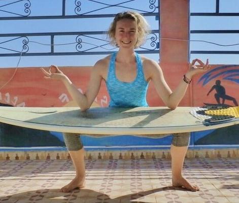 Surfbrett-Yoga mit Jemima