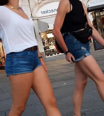 Chicas de la calle en pantalones cortos