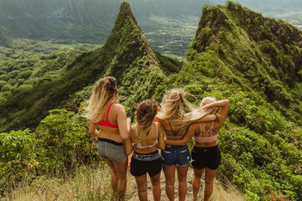 .. Jóvenes deportistas surfistas en un viaje desnudo y