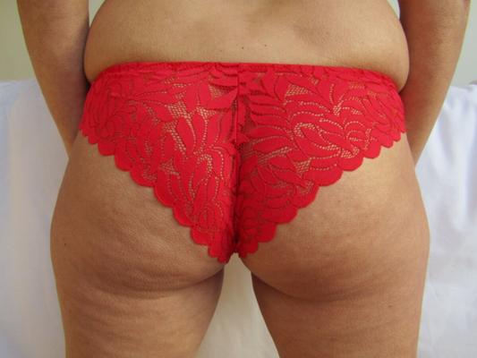 Une salope au gros cul en culotte rouge expose son trou du cul