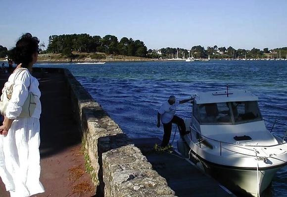 La francesa Nadine folla en un barco