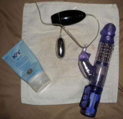 Esposa pelirroja masturbándose con consolador y vibrador