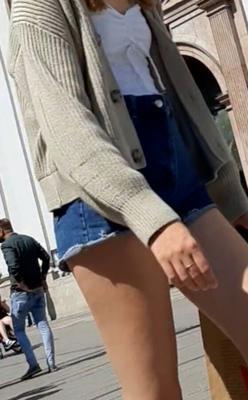 Chicas de la calle con pantalones cortos azules