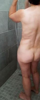 MILF surprise sous la douche