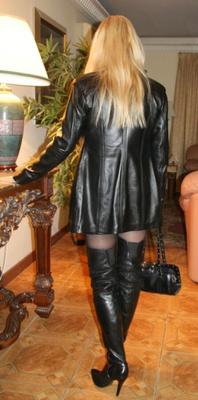 MILF in Leder und Overknee-Stiefeln