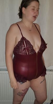 Fat UK British Shy MILF se doigte en lingerie PVC