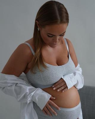 La maman amateur chaude Gabrielle est une pute enceinte