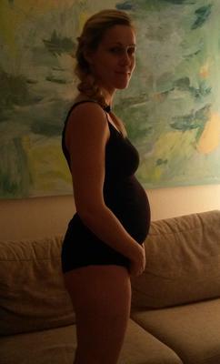 Femme enceinte blonde chaude NN