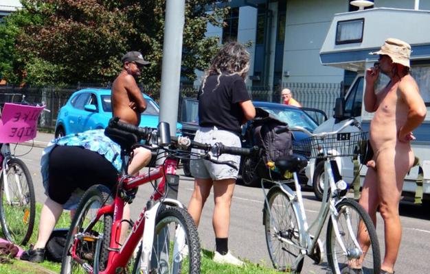 Paseo en bicicleta desnudo en Folkstone el 1 de julio