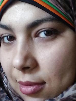 Sexy Hijabi-Muslim-Hure, die große Titten, Brüste, Nippel und Arsch auszieht