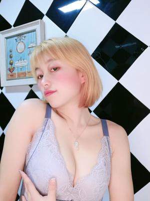 Taobao - Femme asiatique aux cheveux blonds