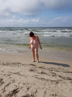 abuela en la playa