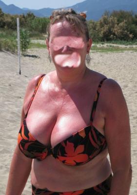 Oma im Bikini