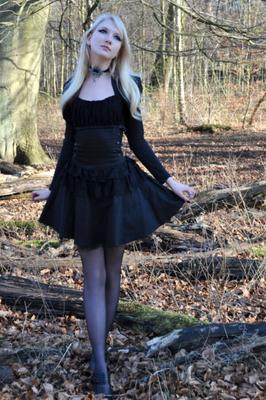 schönes blondes Gothic-Girl in schwarzen Strumpfhosen