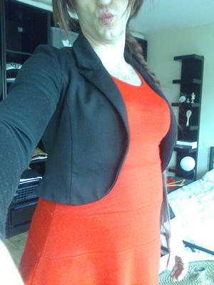 Rotes Kleid, gestreifte Strumpfhose