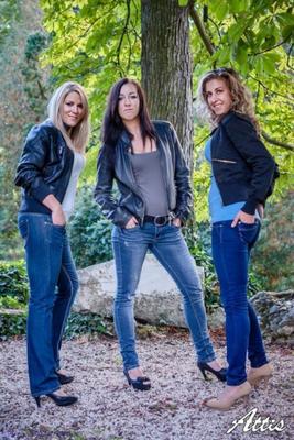 Filles en jean bleu