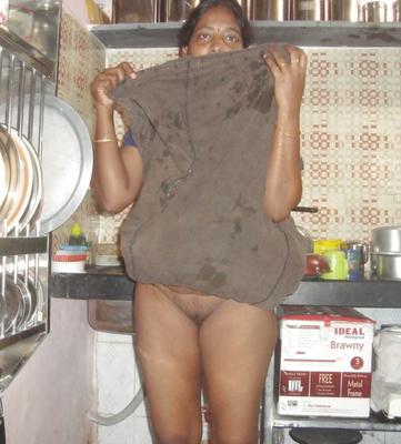 DESI TAMIL MATURE AUNTY NUDE IN KITCHEN