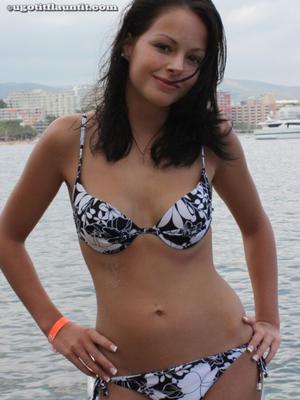 Cheveux noirs, mignonne chaude seins nus sur la plage