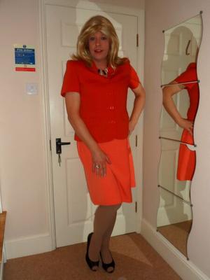 CD Nicola dans une robe droite orange