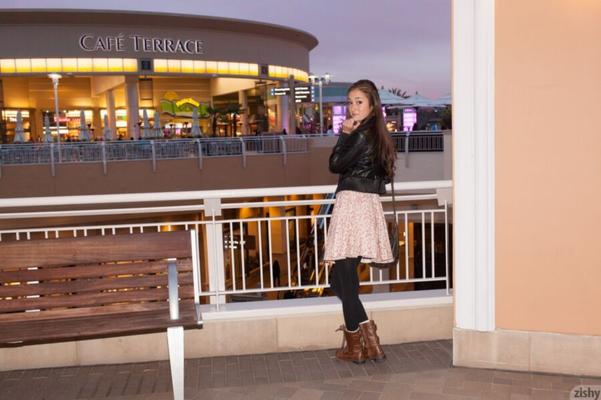 La escandalosamente linda Carlee Dilemma se burla en Fashion Valley MallSD