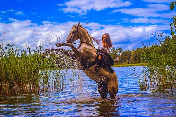 GRANDES FILLES ET ANIMAUX DE COMPAGNIE