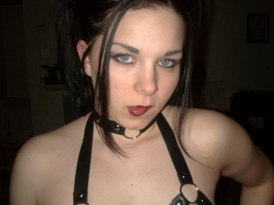 Kinky goth chick loves mild bondage