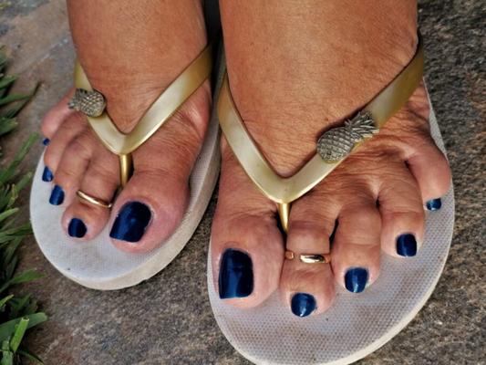 Los pies calientes de Capi en chanclas