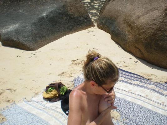 Plage seins nus, grosse aréole défoncée