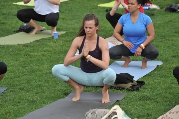 Vollbusiges Yoga im Park